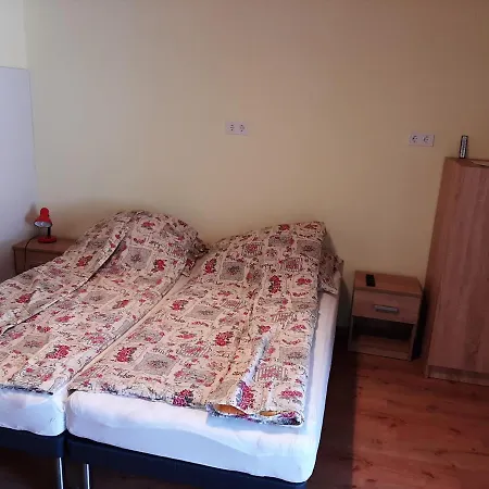 Gyopar Gyoengye Apartmanhaz Oroshaza Exterior photo